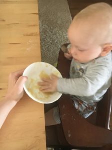 Kleinkind will allein mit den Händen essen 